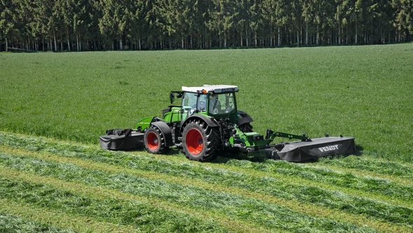 Fendt 200 Vario mit Fendt Slicer mit Front- und Heckanbau bei der Grünfutterernte.