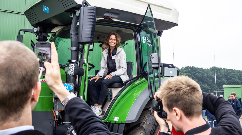 Die Teilnehmer konnten sich den Fendt Helios ganz genau anschauen