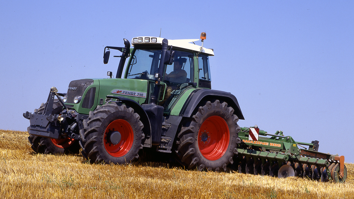 Ein Fendt 716 Vario Gen2 im Feldeinsatz im Jahr 2003