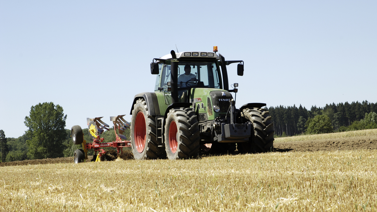 Ein Fendt 700 Vario Gen3 auf einem Stoppelfeld im Jahr 2006