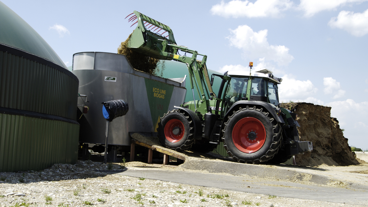 Ein Fendt 700 Vario Gen3 bei befüllen eines Silagetanks