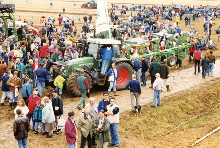 Fendt Favorit 700 Vario Gen1 auf dem Feld beim Feldtag in Wadenbrunn umringt von Menschentrauben