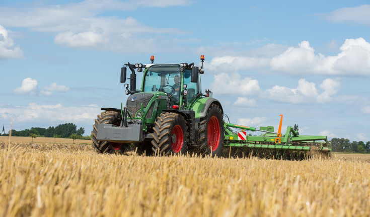 Die fünfte Generation des Fendt 700 Vario auf dem Feld mit einem Anbaugerät vom Amazone