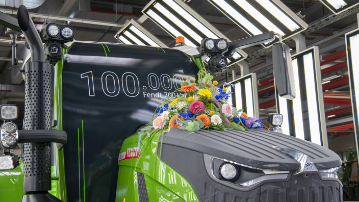 Nachaufnahme der Front eines mit Blumen geschmückten Fendt 728 Vario im Lichttunnel in Marktoberdorf anlässlich des Festaktes zum 100.000 Fendt 7000 Vario