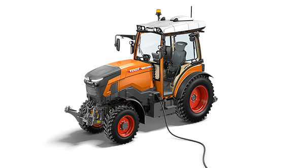 Freigestelltes Bild eines Fendt e100V Vario in der typisch orange-farbenen ISU Lackierung