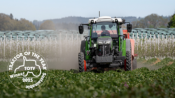 Der grün lackierte Fendt e100 V im Feldeinsatz mit eingeblendeter Auszeichnung zum Gewinner des Sustainable Tractor of the Year 2025