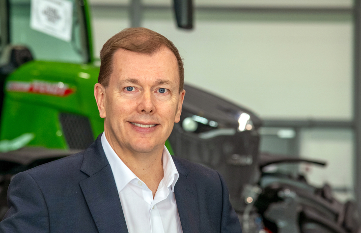 Mel McGlinchey (Senior Sales Manager Fendt Western Europe) vor einem Fendt