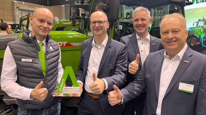 Übergabe des AgrarTec Klimafit 2024 für den Fendt  e100 Vario durch Heinrich Prankl an das Fendt Österreich Team gemeinsam mitoman Roth vor dem Fendt e100 Vario