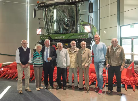 eter-Josef Paffen, CEO of AGCO/Fendt (3rd from left) and Works Council Member Thomas Kosch (2nd from right) with the most senior attendees of the 38th Former Employee Conference