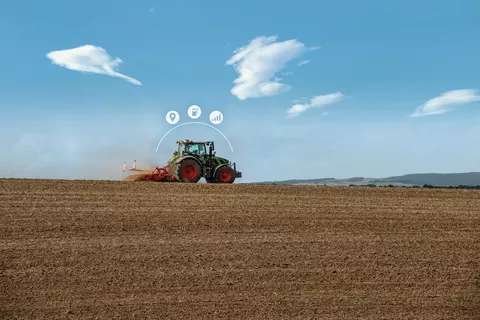 Fendt 500 Vario driving across field with cultivator with three digitally added icons to Fendt Connect