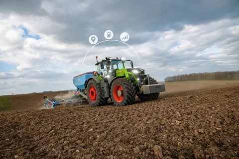 Fendt 900 Vario driving across field with cultivator with three digitally added icons to Fendt Connect