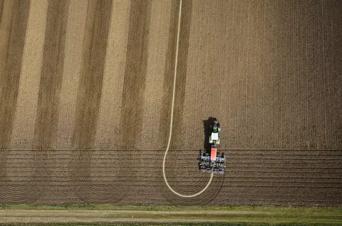 Top view of Fendt 900 Vario working field with implement in very straight tracks