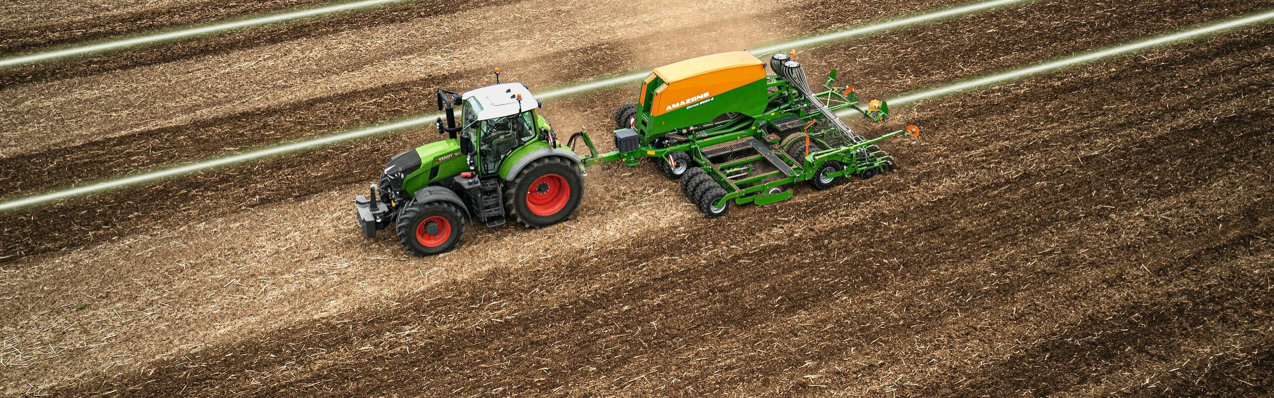 Um trator verde da Fendt cultivando o solo usando a solução de orientação de orientação de faixas Fendt Guide