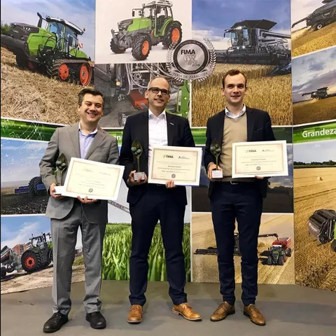 Der Direktor Fendt Sales Spain, Direktor Sales Fendt EME und Leiter Fendt Market Management mit den Auszeichnugen für Technische Innovation