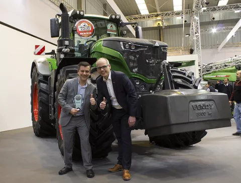 (v.r.) Christian Erkens (Direktor Sales Fendt EME) und Jose Ramón González (Direktor Fendt Sales Spain) mit dem Finalistenpreis.