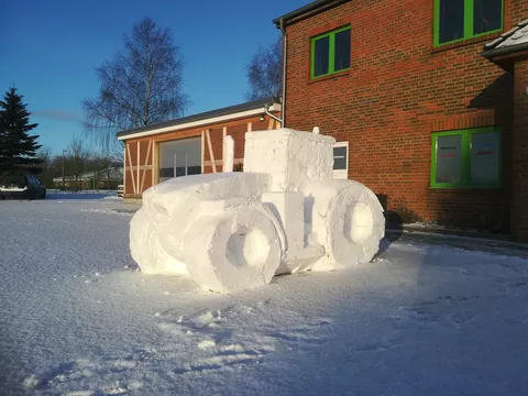 Fendt Traktor aus Schnee