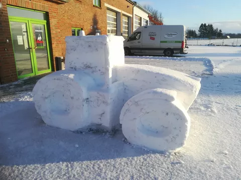 Fendt Traktor aus Schnee