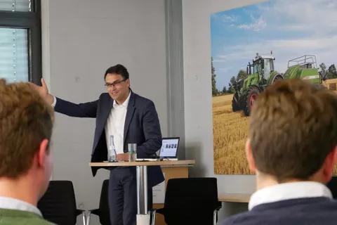 Roland Schmidt, Vice President Marketing Fendt, erzählt aus seiner 19-jährigen Unternehmenspraxis bei Fendt.