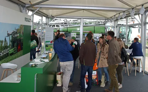 Interessierte stehen am Messestand