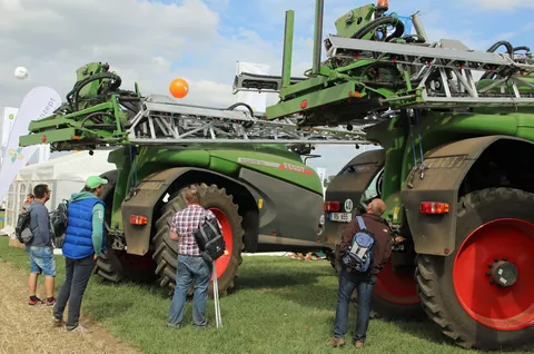 Begeistert bestaunen die Besucher die Spritzentechnik am Fendt Stand.