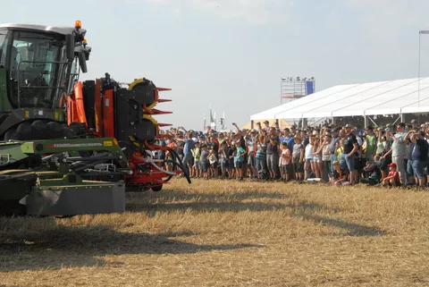 Fendt Maschine wird vor den Zuschauern präsentiert