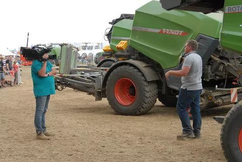 Die neue Fendt Rotana 130 F wird dem Publikum vorgestellt.