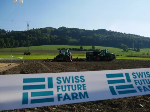 Fendt Traktoren in vollem Einsatz auf einem Feld