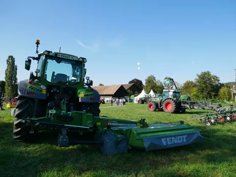 Fendt Traktoren mit Zubehör in einem Feld