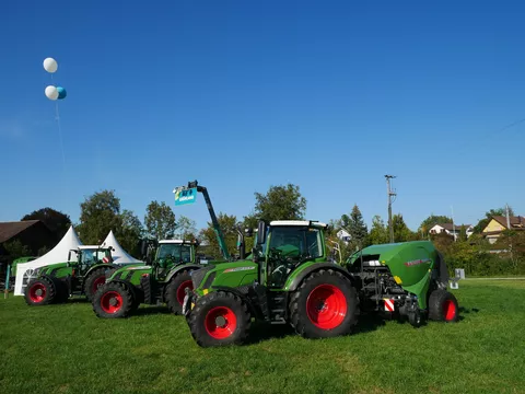 Fendt Traktoren mit Ballenpressen in einem Feld