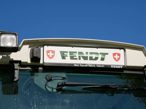 Fendt Nummernschild: Wer Fendt fährt führt!