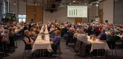 Alle blicken gespannt auf die Bühne