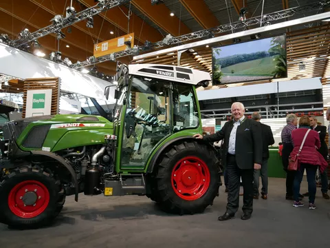 Peter-Josef Paffen, Vorsitzender der Fendt Geschäftsführung, besucht den Fendt Stand auf der INTERVITIS INTERFRUCTA HORTITECHNICA.