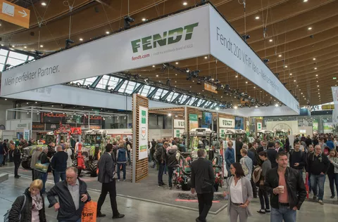 Fendt Messe Stand mit sehr vielen Besuchern drum herum