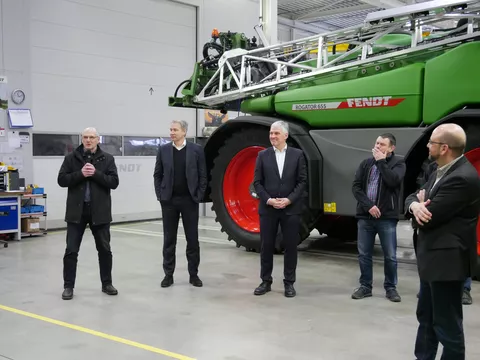 Beteiligte stehen vor dem Fendt Rogator 655