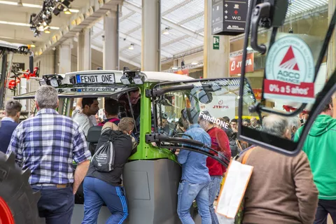 Zahlreiche Besucher stehen um den Traktor herum