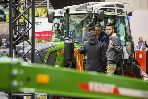 Drei Männer stehen an dem 200er Fendt