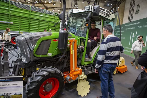 Junger Mann sitzt auf dem 200er Fendt und ein weiterer Mann steht daneben