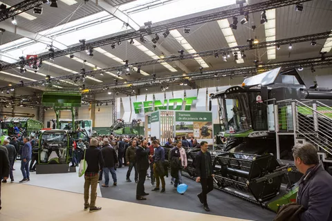 Interessierte Besucher zwischen den Fendt Fahrzeugen