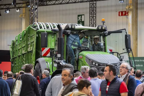 Zahlreiche Besucher vor einem Fendt Traktor mit Ladewagen