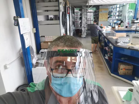 Beim italienischen Fendt Vertriebspartner Zerbi werden die Face Shields auch in der Ersatzteilausgabe verwendet.