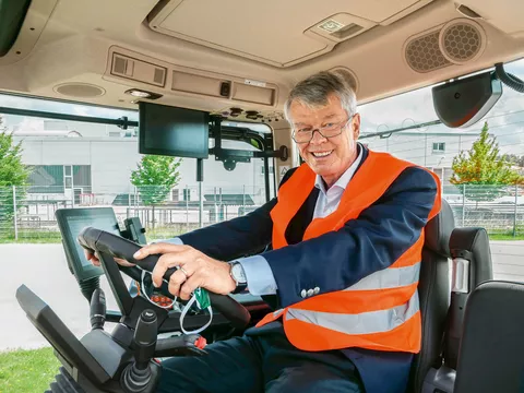 Wolfgang Kirsch fährt eine Runde mit der neuen Generation des Fendt 724 Vario mit neuer Bedienphilosophie FendtONE