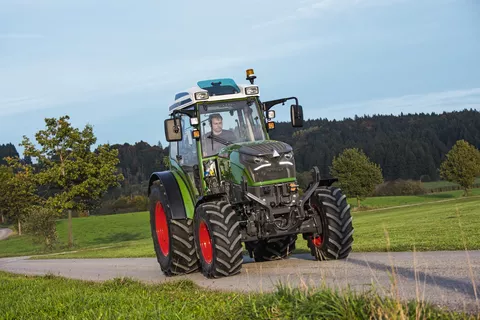 Der Fendt e100 Vario bei einer Fahrt auf einem Feldweg