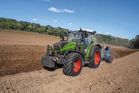 Landwirt erledigt mit dem Fendt 200 Vario und einem Pflug die Feldarbeit