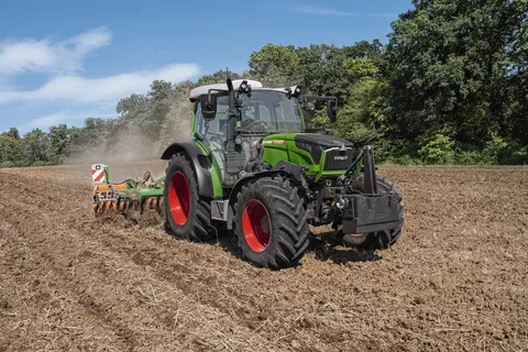 Landwirt erledigt mit dem Fendt 200 Vario und einem Grubber die Feldarbeit