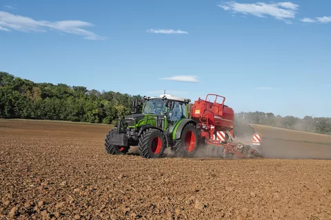 Landwirt erledigt mit dem Fendt 200 Vario die Feldarbeit