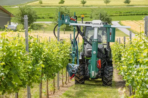 Fendt 200 VFP Vario im Einsatz mit einem Laubhefter