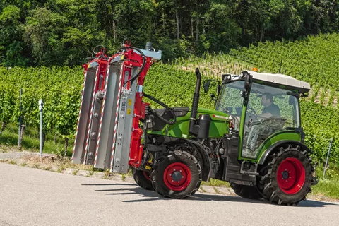 Fendt 200 VFP Vario mit einem Laubschneider an der Front