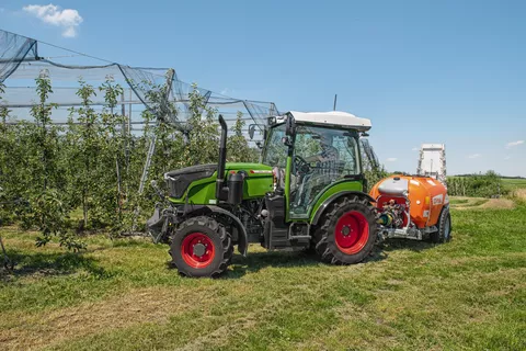 Fendt 200 VFP Vario im Einsatz mit einem Sprühgerät