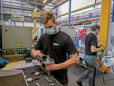 Zwei Mitarbeiter in der Produktion bei Fendt