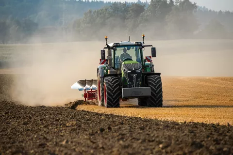 Der Fendt 900 Vario mit einem Pflug im Einsatz